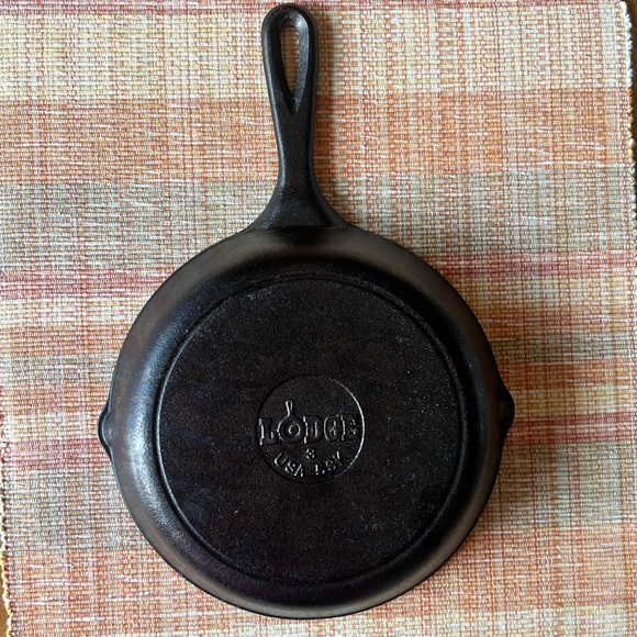 Cast Iron Skillet 6” short handle - Picture 2 of 5